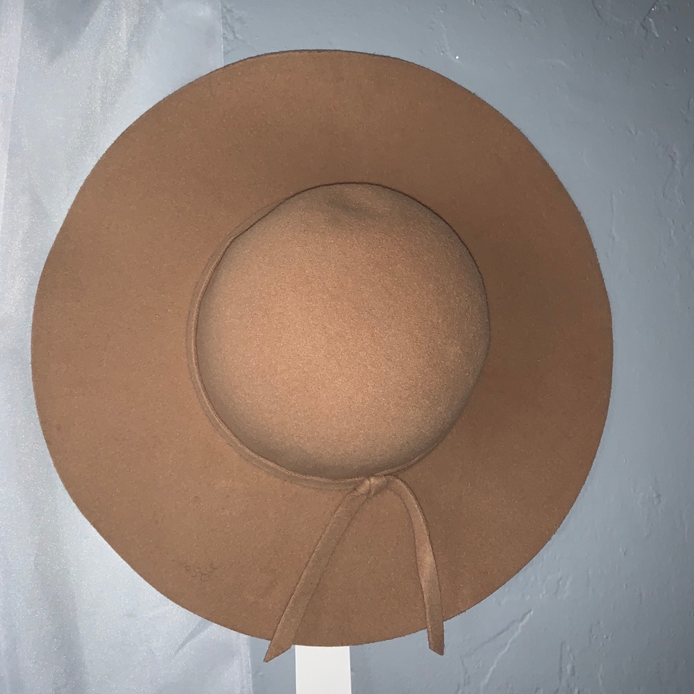 Light tan floppy hat